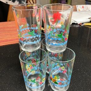 6 medium size vintage glasses.